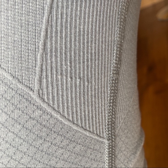 Lululemon Grey Compression Capris, Size 4 - Picture 6 of 7